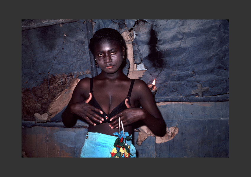 Jeune femme se prostituant, bidonville de Carrefour, Port au Prince, 1985.