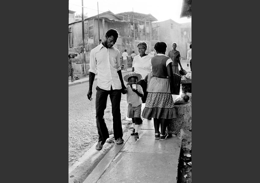 Enfant et son père lui donnant la main, rue de Port au Prince, Haïti décembre 1984.