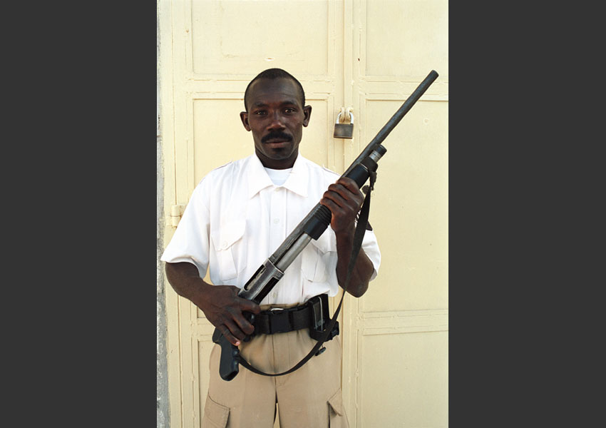 "Pénurie de cadenas sur Port au Prince" annonce la radio pendant l'insurrection contre Aristide, Pétionville, Haïti février 2004.